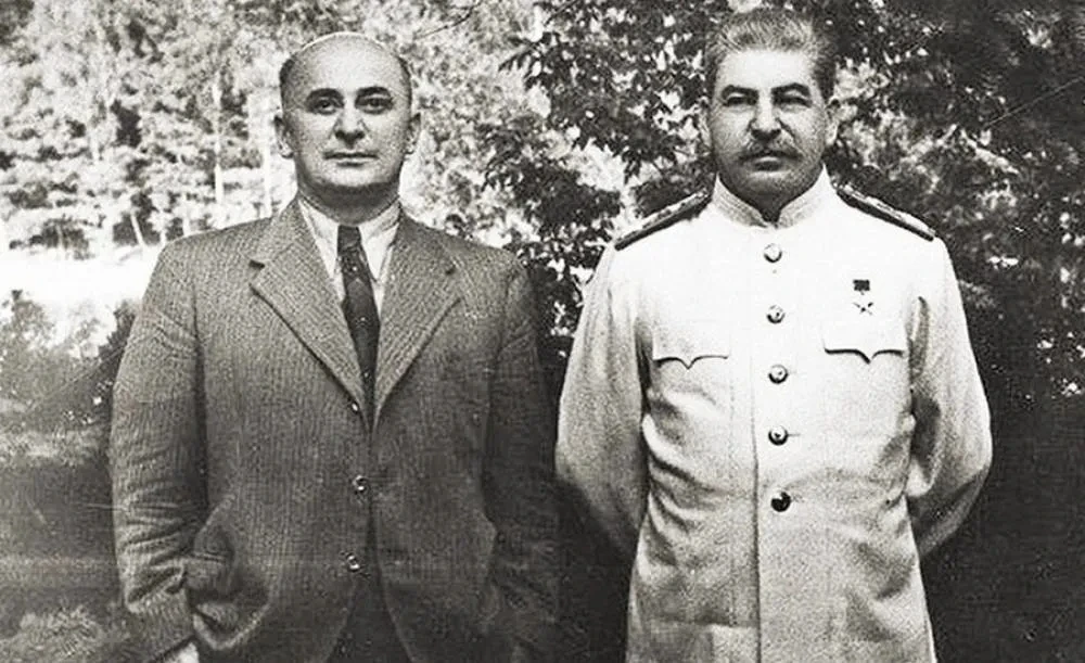 После Сталина в 1953 году в первые месяцы именно Берия считался фаворитом в борьбе за в...