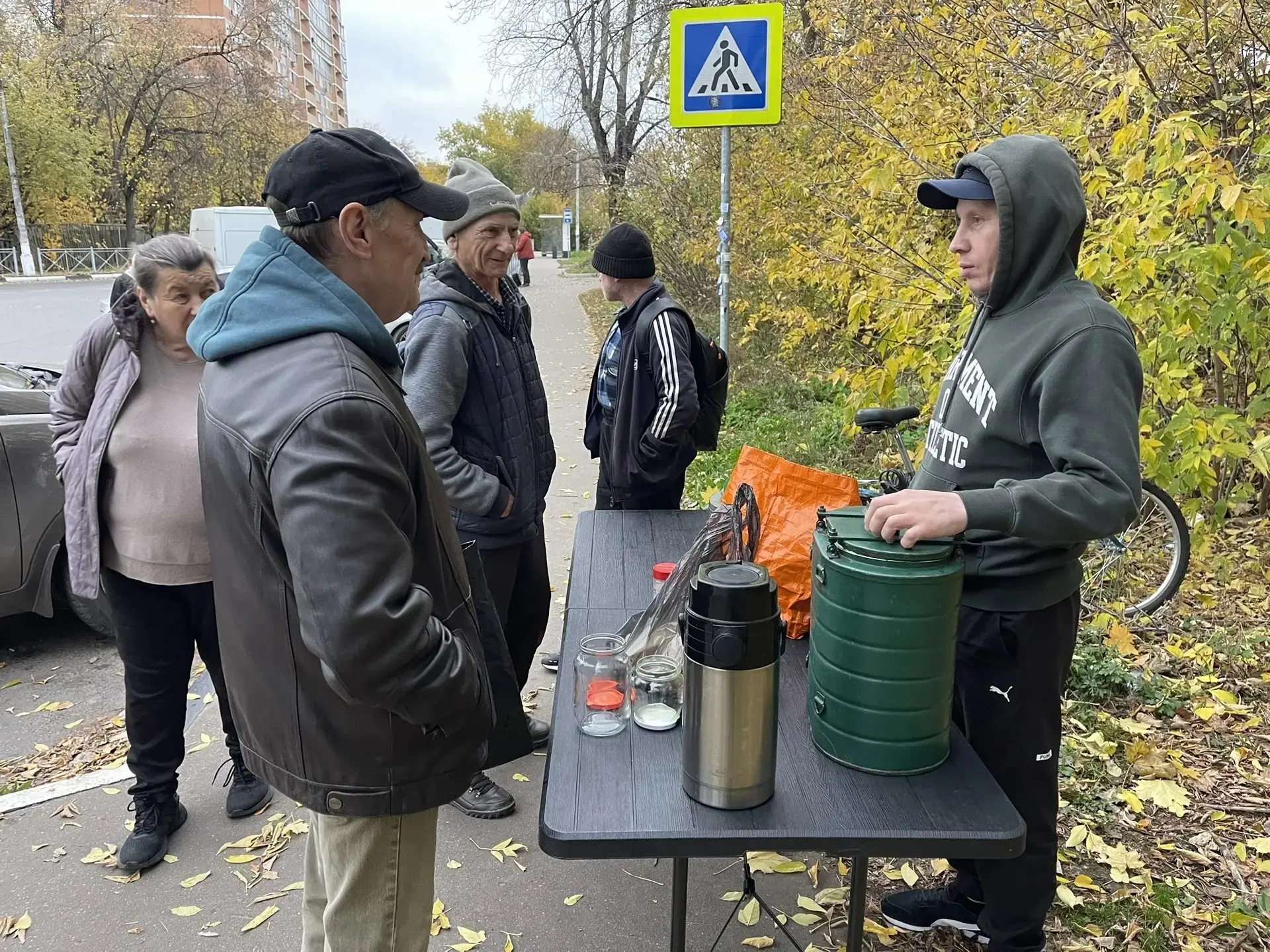 Вчера, как и всегда по вторникам в 17.00, в любую погоду, на ул. Десантная, напротив ма...