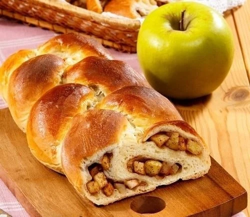 Пирог-косичка с яблоками и корицей