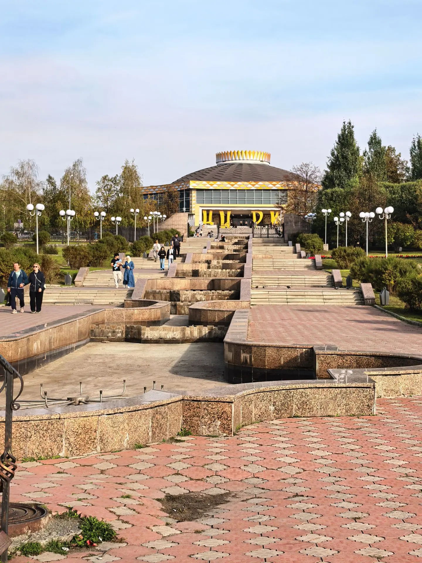 Покажу вам последние 10 фотографий Нижнего Тагила: Цирк и неработающий каскадный фонтан...
