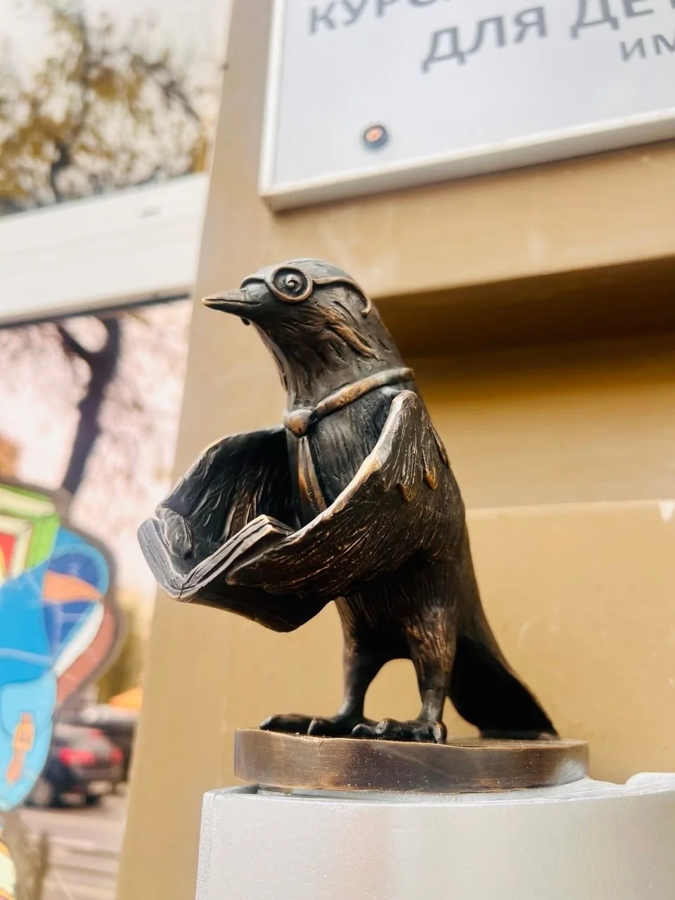 В Курске на фасадах зданий установлены восемь мини-соловьев. Мы пока нашли семь фигурок