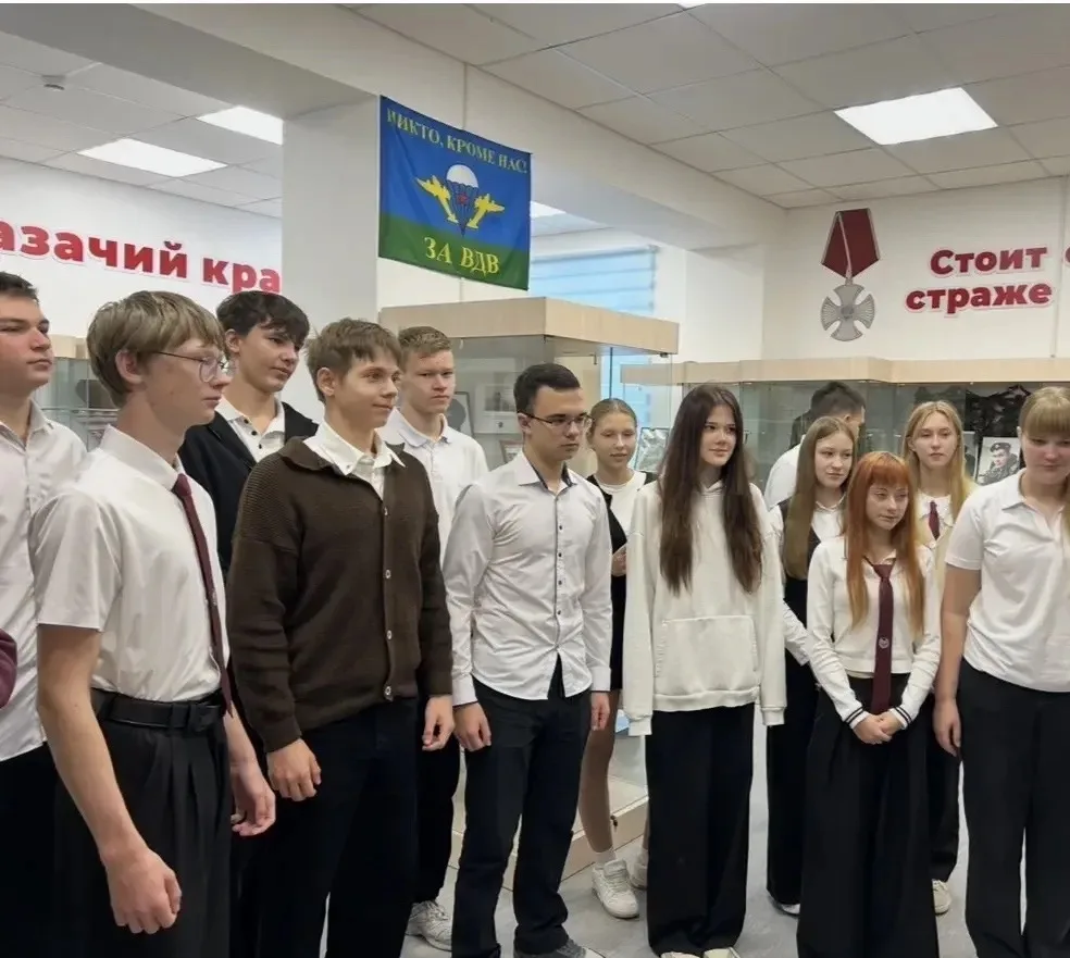 В канун Дня освобождения Тамани , учащиеся 5-х классов и 10 б класса школы 28, посетили...