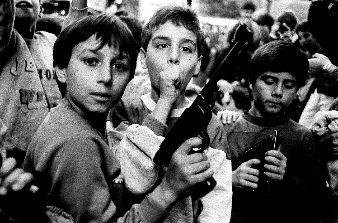 Дети играют с оружием на праздновании Дня мертвых в Палермо, Италия, 1986 год.