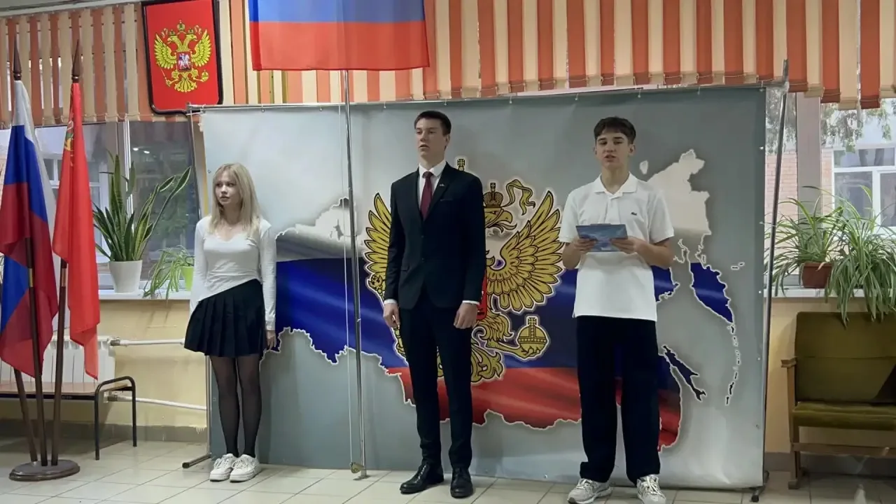 После каникул встречаем новую неделю традиционно: поднятие флага с исполнением гимна РФ.