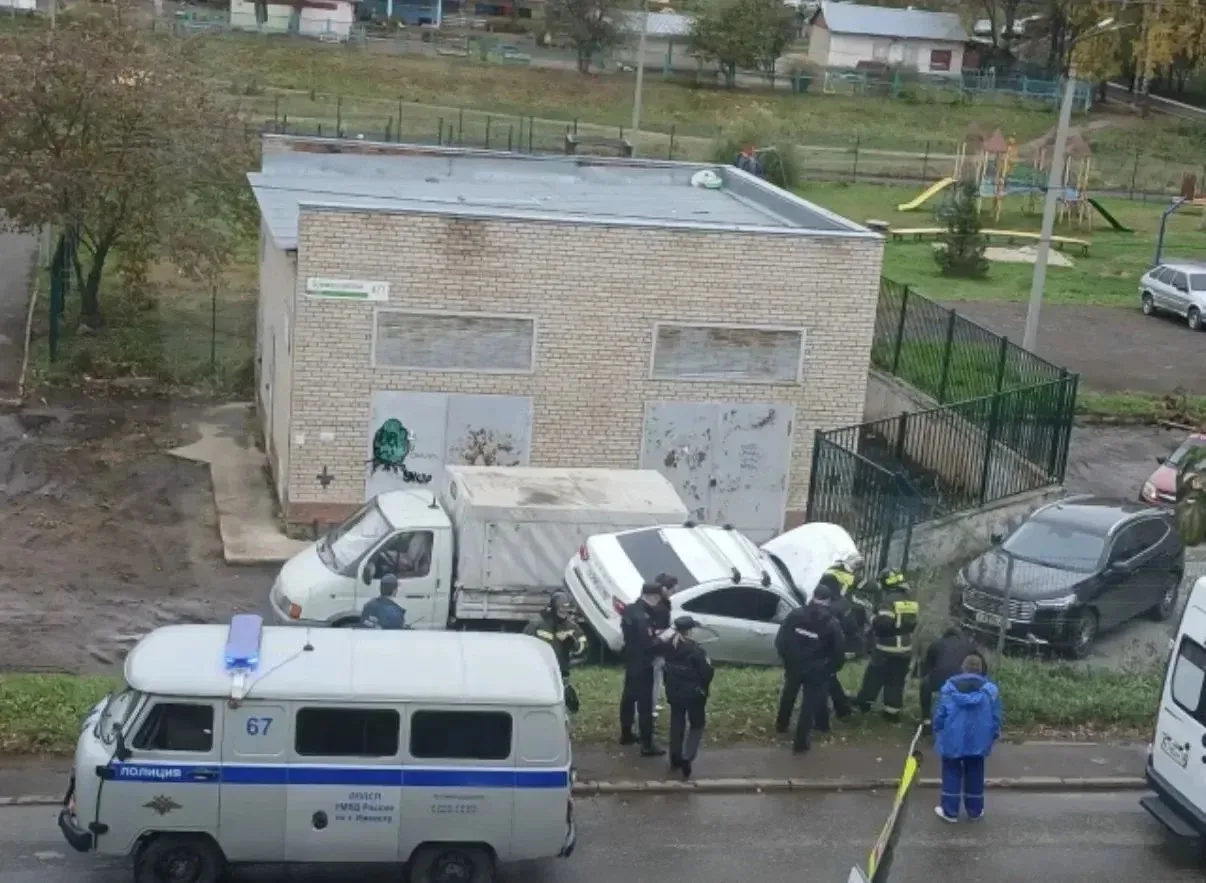 Буммашевская 44, авария. Машина врезалась в бетонное ограждение забора. За рулем была д...
