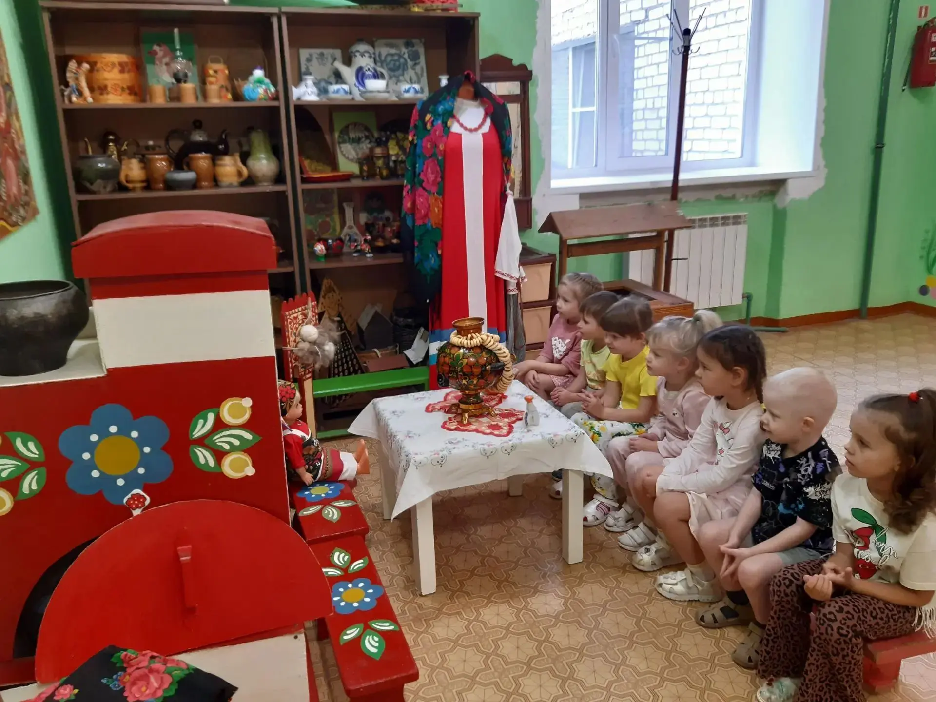 Ознакомление детей средней группы N 2 с элементами русской народной культуры.