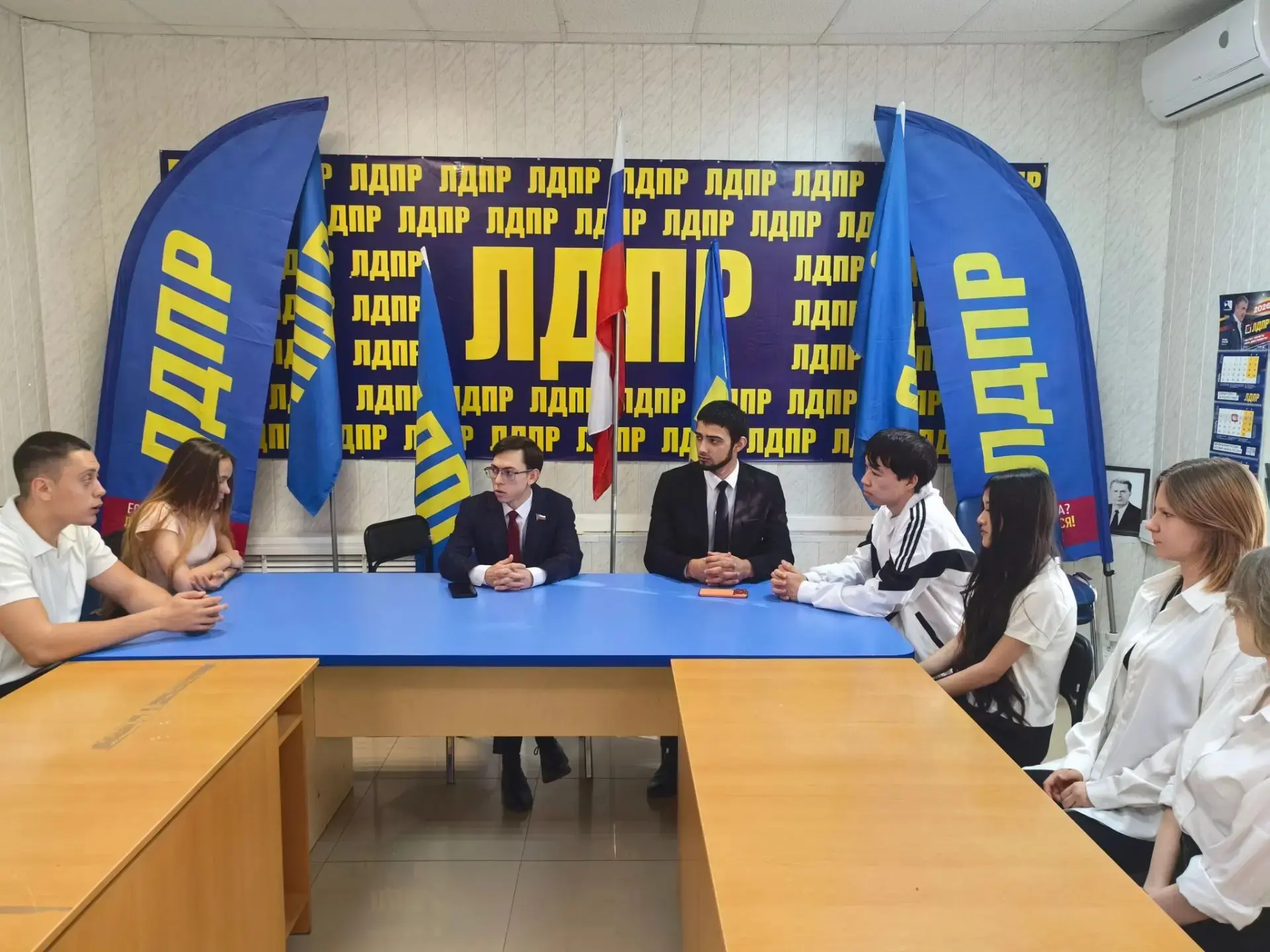 🤩Курс на вовлечённость: молодёжь ЛДПР в Астрахани обозначила ключевые направления работы