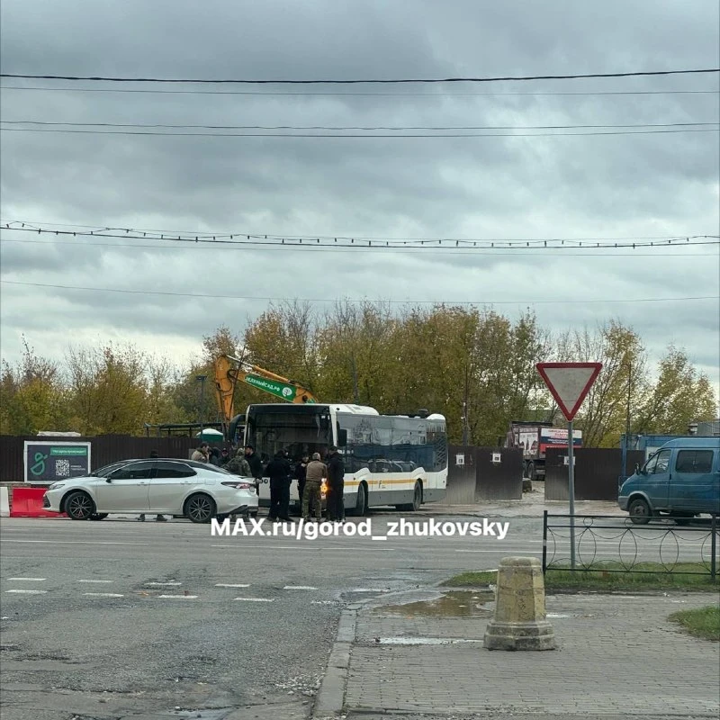 Люди в спецодежде на улице Гудкова