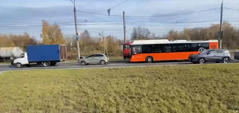 В Нижнем Новгороде пассажирский автобус врезался в легковушку, и она отлетела в «Газель».