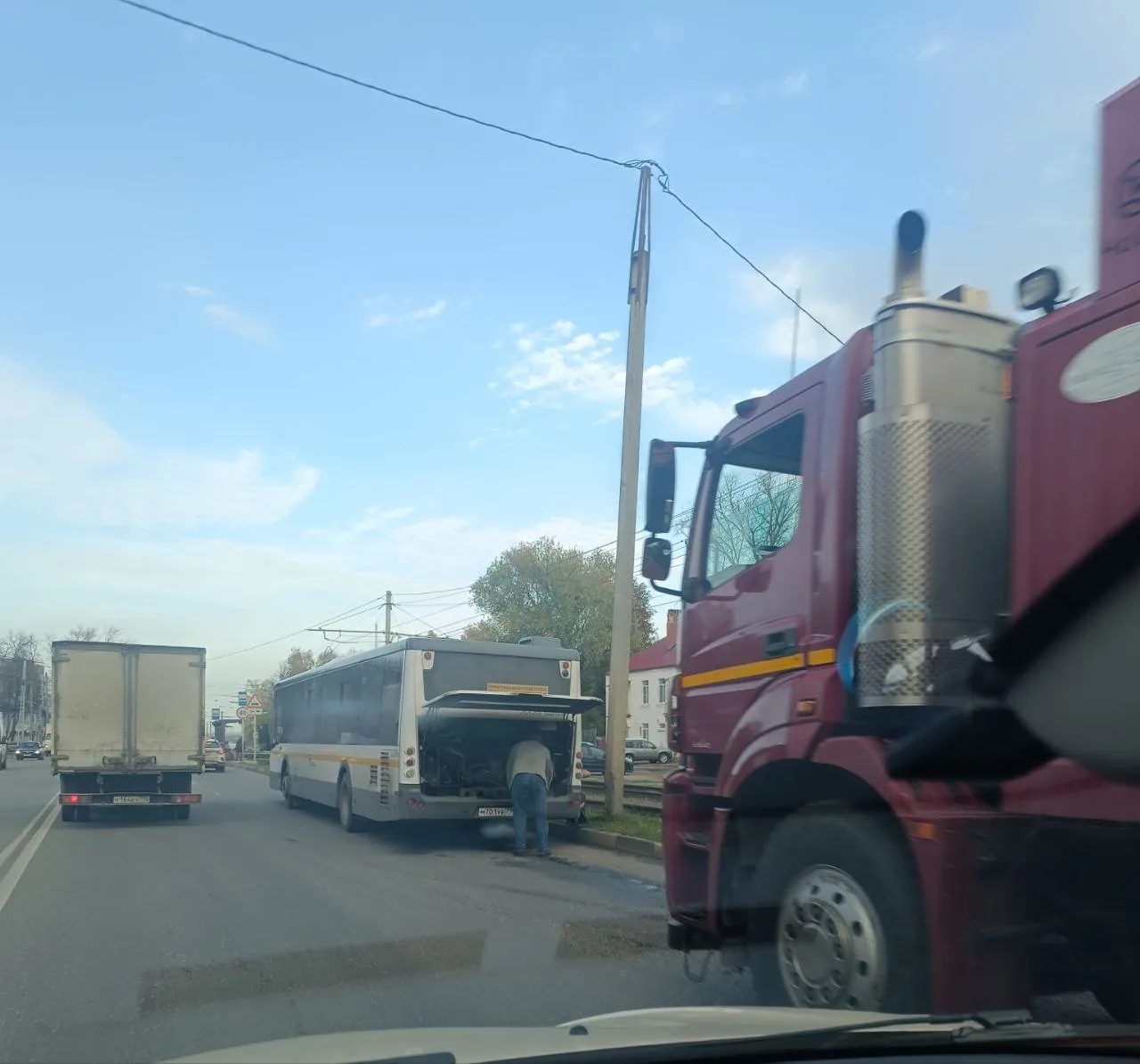 Кирова/Зеленая в сторону центра движение затруднено - автобус берут на буксир.