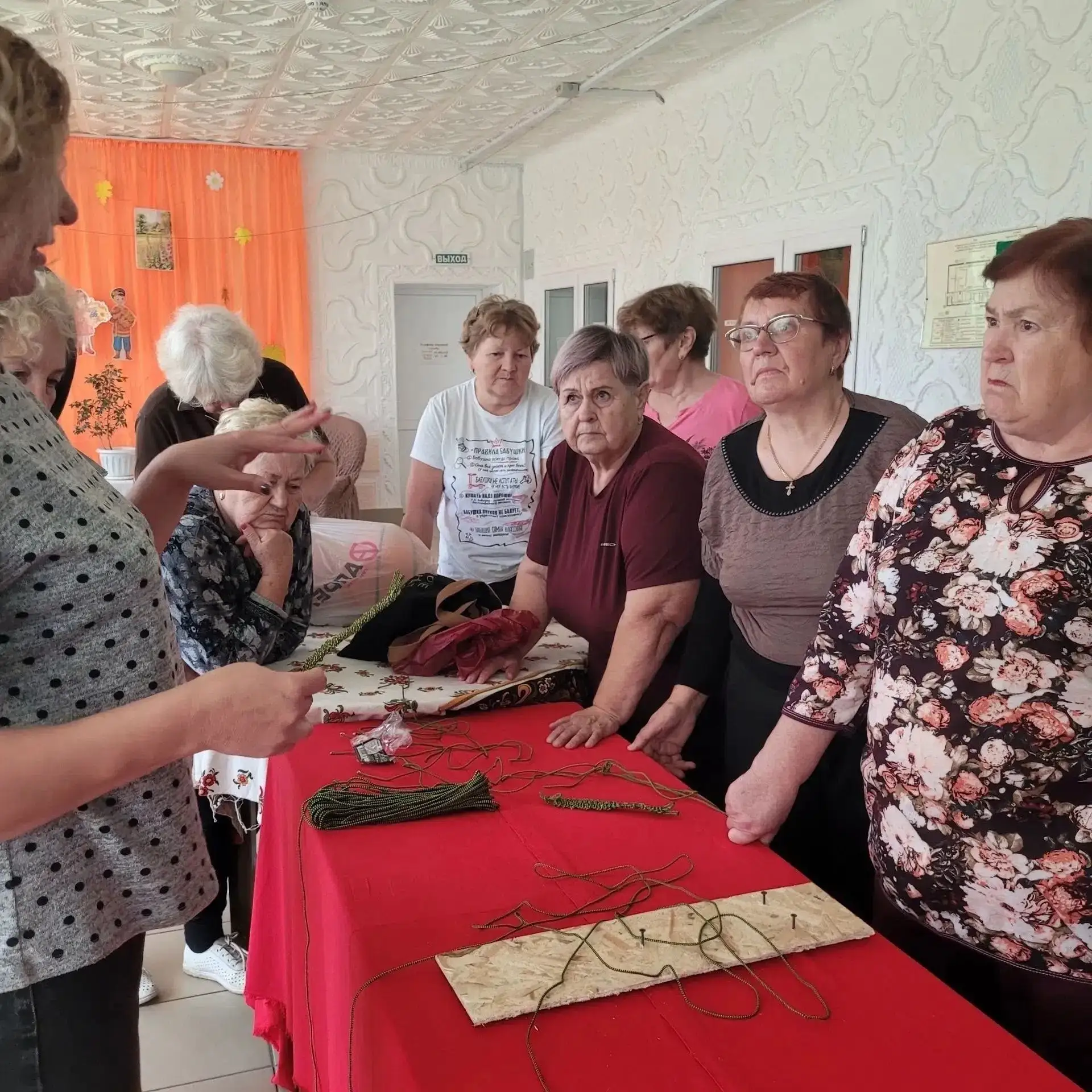 Женщины-активистки Песчанского территориального отдела плетут тактические браслеты для ...