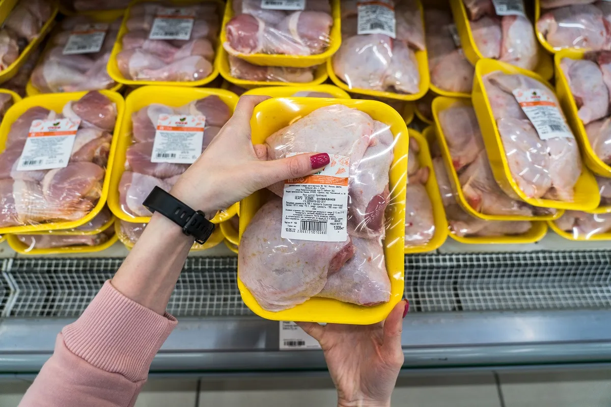 В России резко взлетели цены на мясо птицы (Росстат).