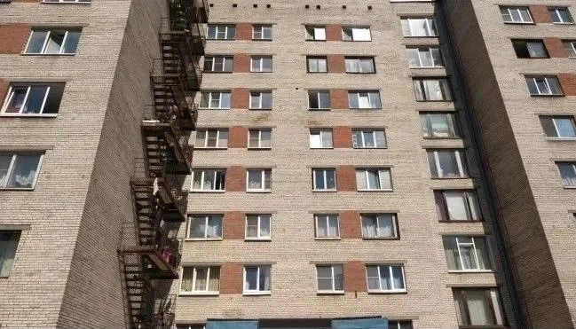 Бывшие рабочие общежития: Светлана Агапитова помогла защитить жилищные права ленинградц...