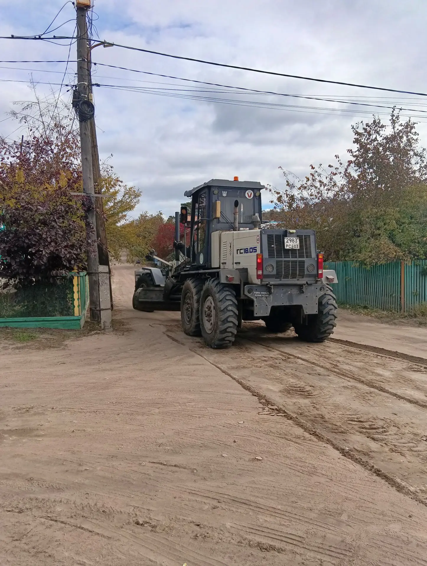 Сегодня силами Комбината по благоустройству начали грейдирование улиц в микрорайонах Го...