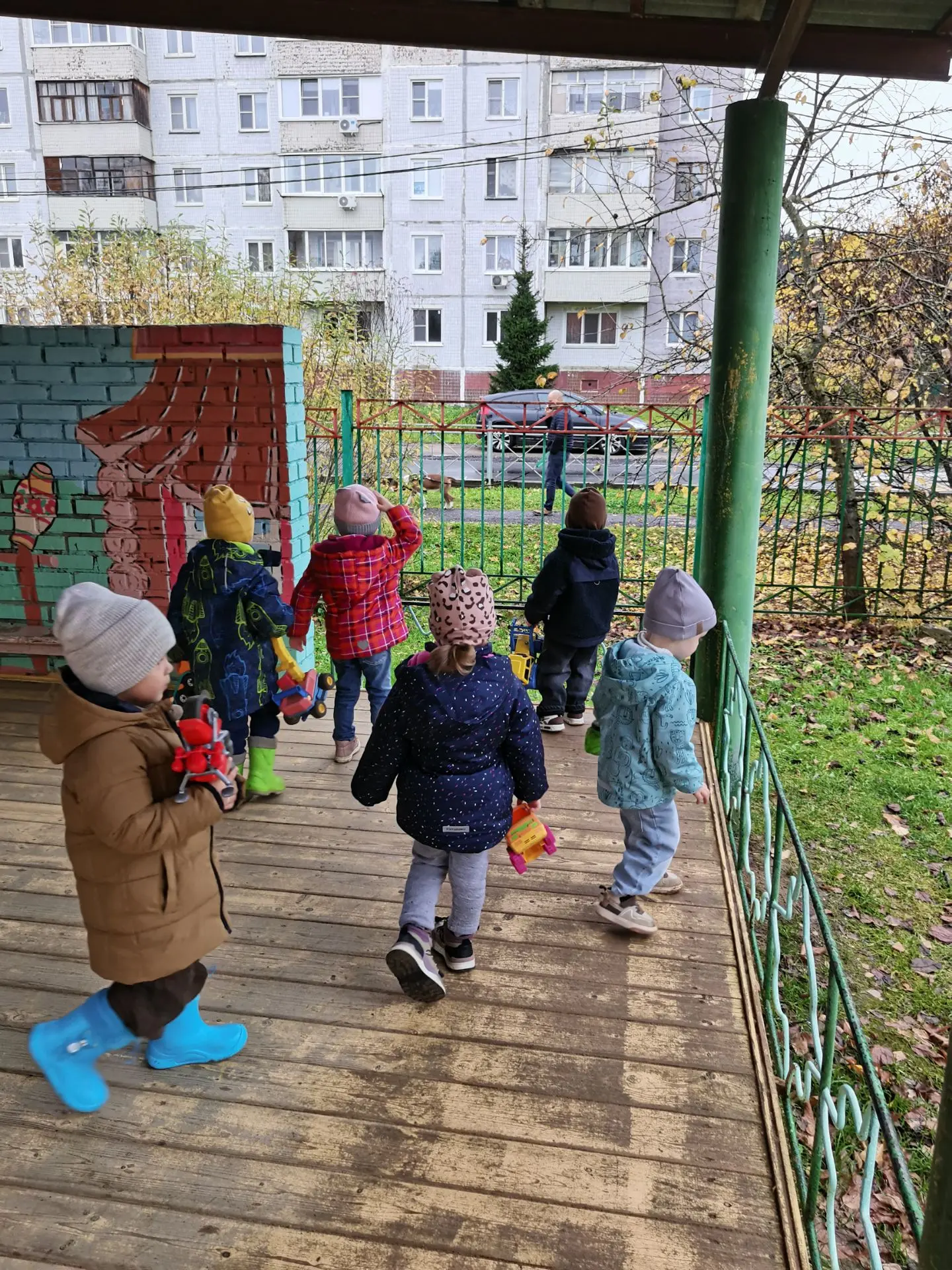 Пустеют сады и рощи,