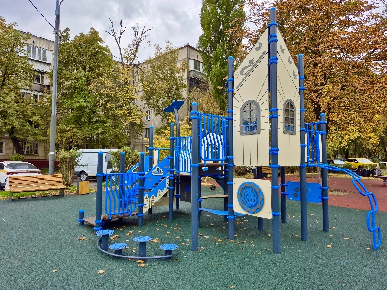 🏡 На Батюнинской улице обновили детскую площадку