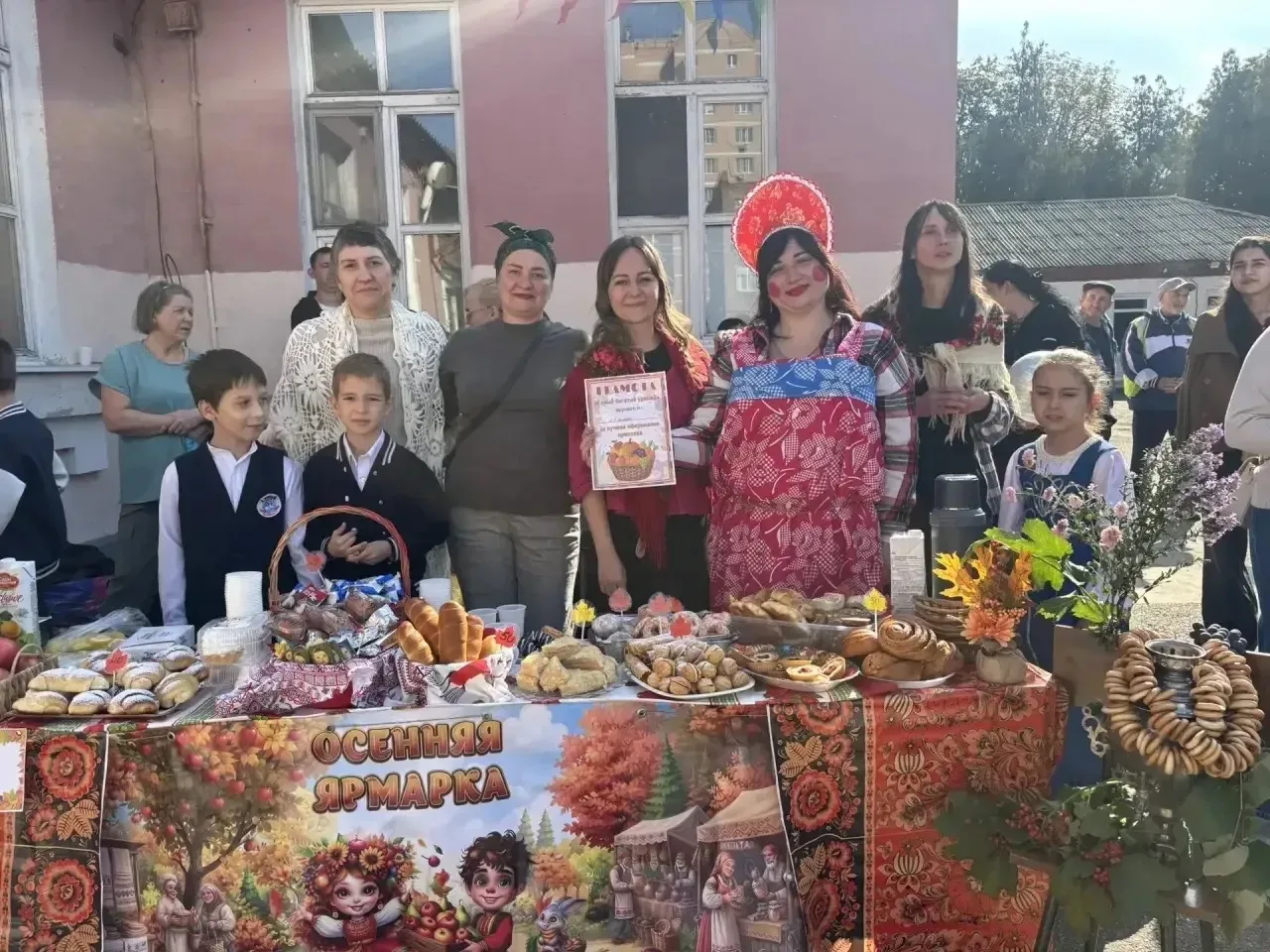 🎠В нашей школе прошла традиционная осенняя ярмарка - настоящий праздник урожая, творче...