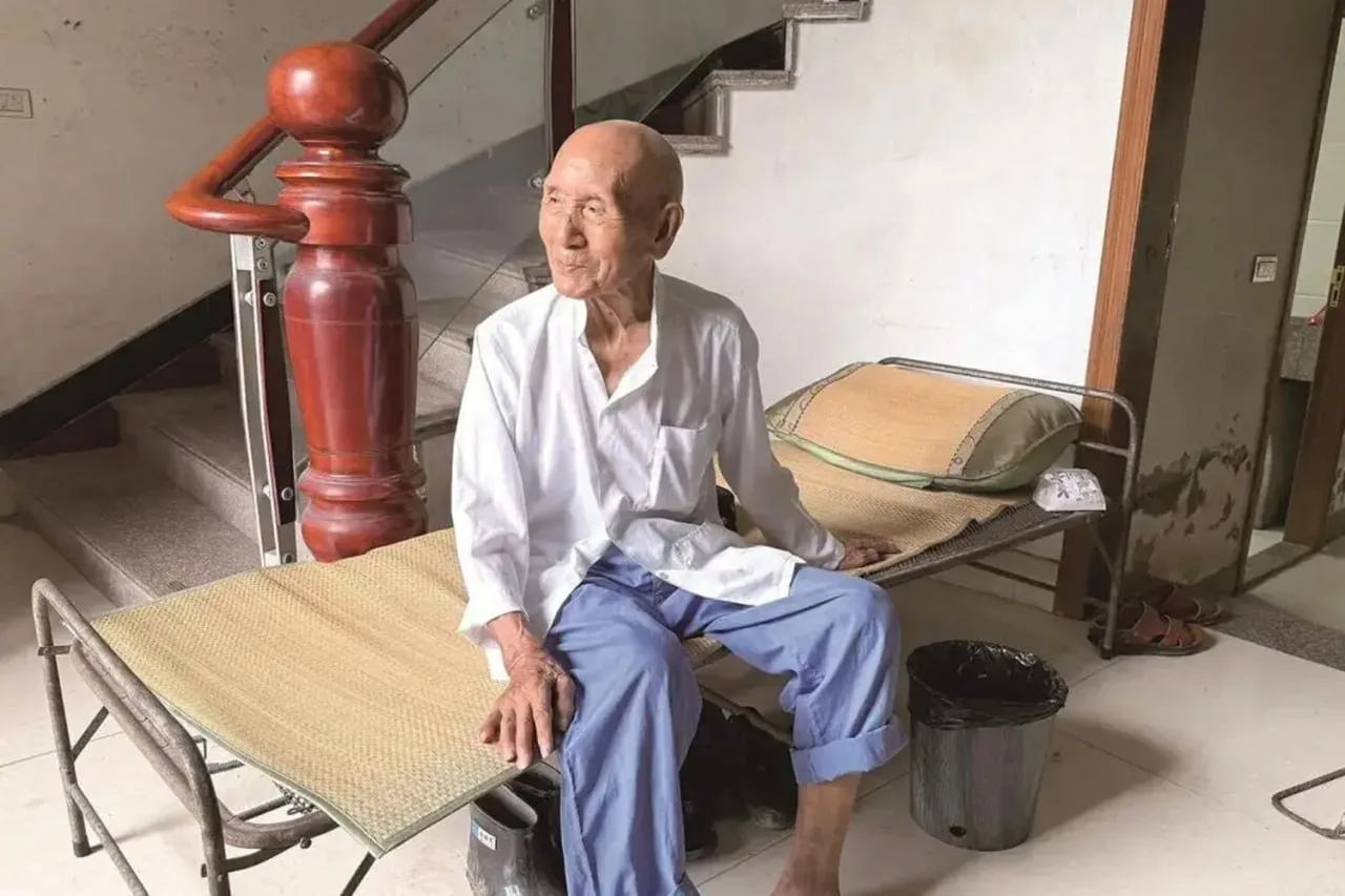 101-летний китаец назвал колу главным секретом своего долголетия. Он отметил, что не мо...