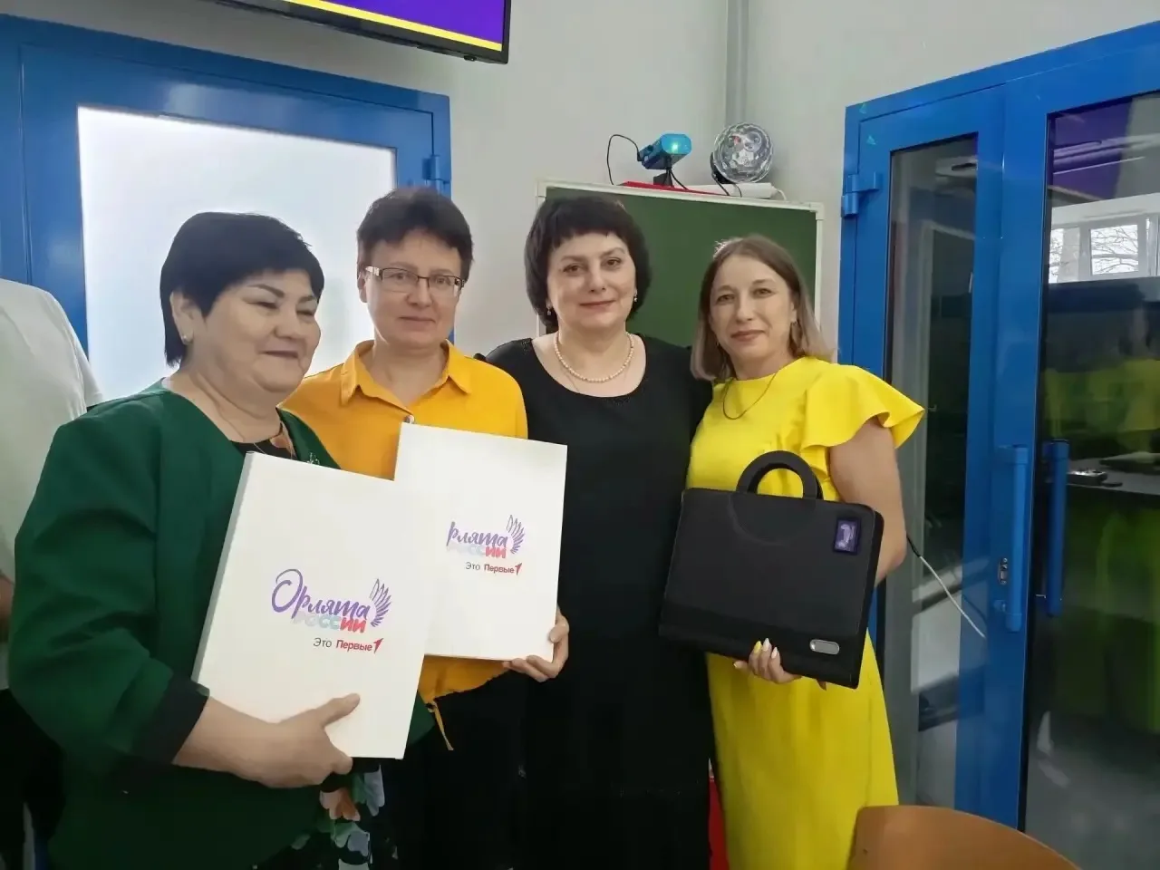 💥 Папка, которая заряжает: наставники «Орлят России» получили новые супер-сумки! 🎉