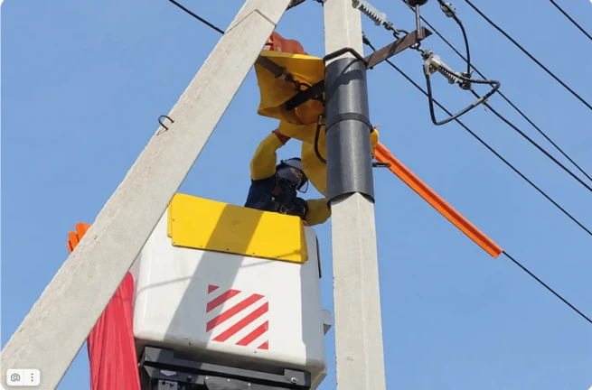 💡 В ЩЕРБИНКЕ ЭНЕРГЕТИКИ ЗАМЕНИЛИ ОБОРУДОВАНИЕ НА ЛИНИЯХ ЭЛЕКТРОПЕРЕДАЧ, НЕ ПРЕКРАЩАЯ П...