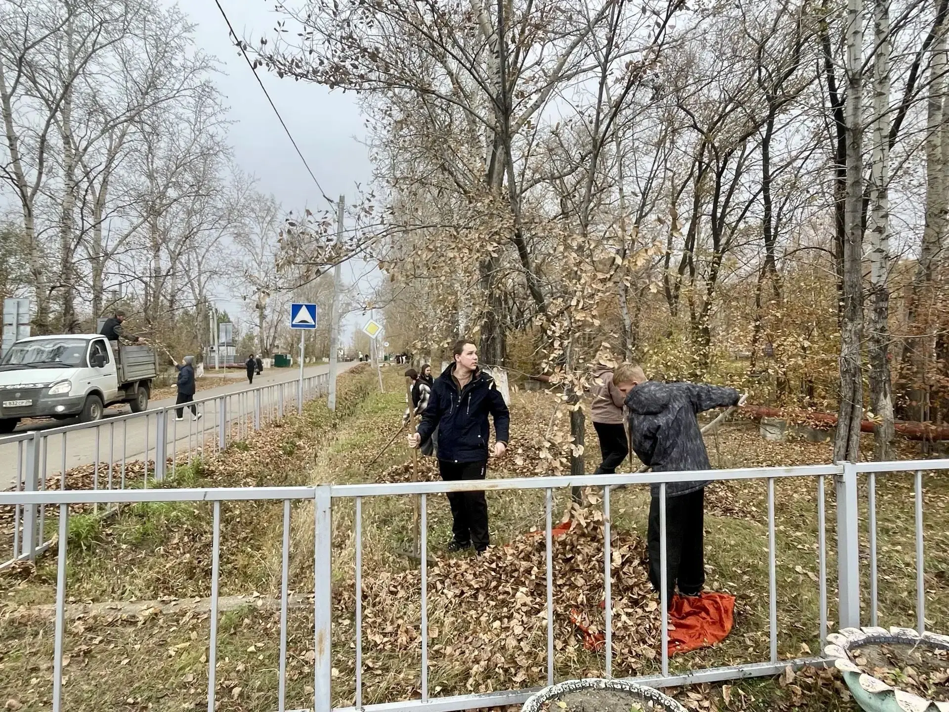 Рабочая атмосфера по наведению чистоты на общественных территориях- Школы и площади Дом...