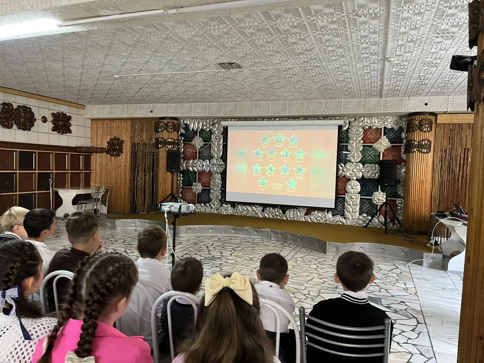 🎓✨ Учащиеся 4 «Б» класса побывали на увлекательной виртуальной экскурсии в МБУК «СДК с...