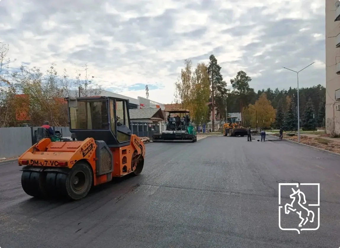 🚧 На площади Октябрьской революции укладывают асфальт и готовят пешеходную зону