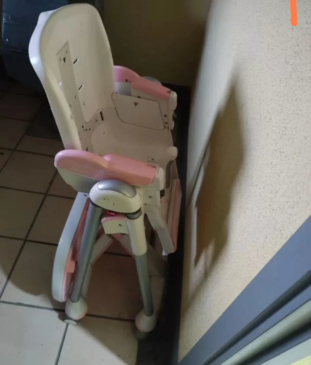 Стул детский для кормления малышей, от 1 года до 3х. В комплекте приставной стол. Покуп...