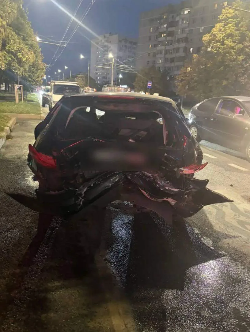Водитель устроил ДТП и бросил свой Porsche на дороге в Краснодаре.