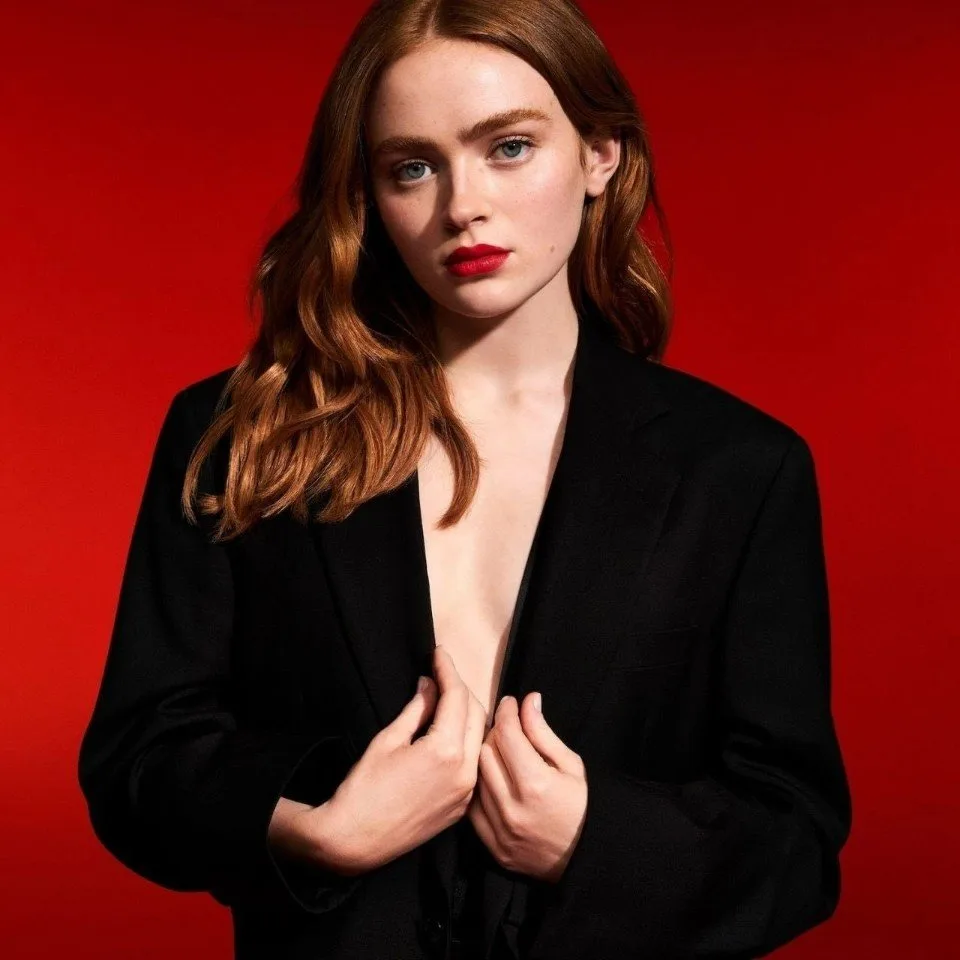 Сэди Синк в страстно-красном образе для Armani Beauty.🥰