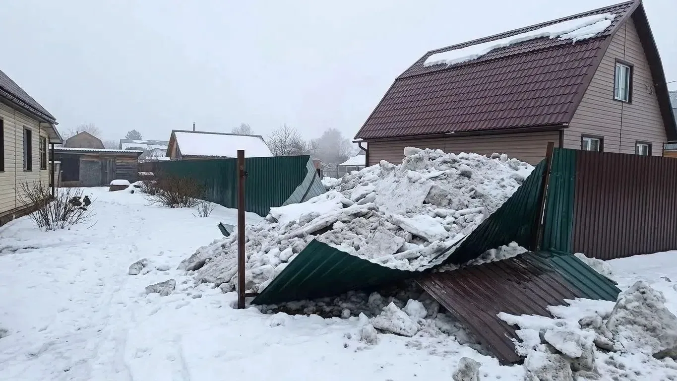 Сошедший с крыши снег стал причиной судебного спора: собственников обязали установить с...