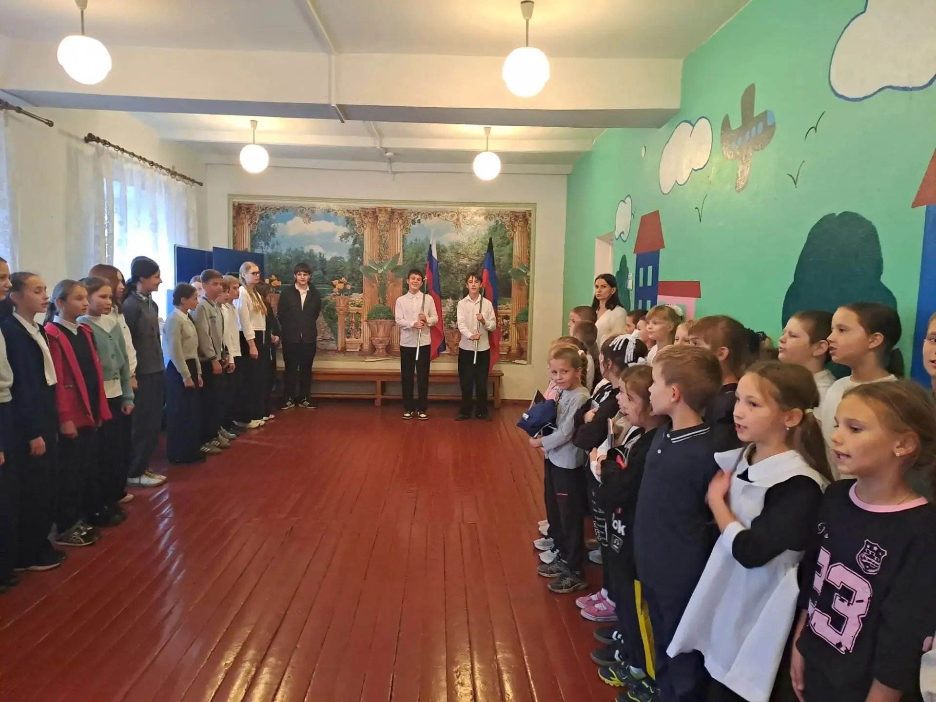 Сегодня в нашей школе прошла торжественная церемония выноса флагов Российской Федерации...
