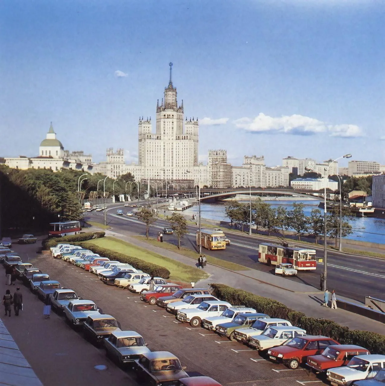 📸 Утренняя Москва. Вид на высотку на Котельнической набережной