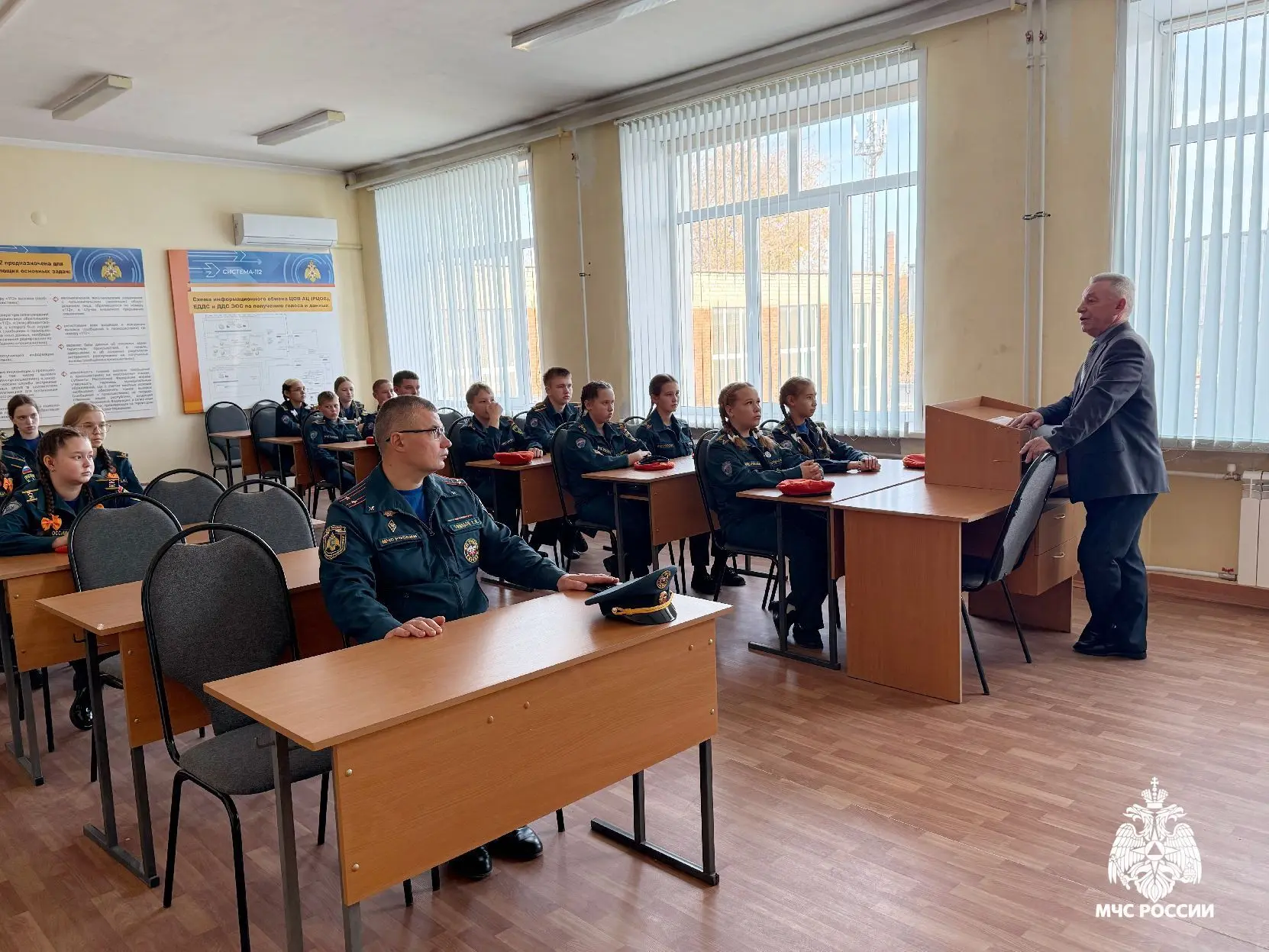 🤝 В честь 94-й годовщины образования гражданской обороны ученики кадетских классов МБО...