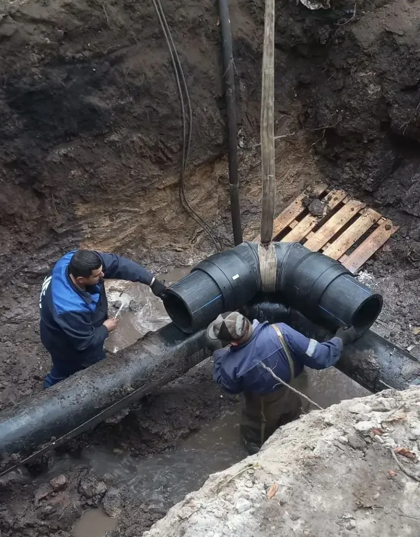 Сегодня в Сеймском округе специалисты МУП «Курскводоканал» ведут срочные работы на учас...