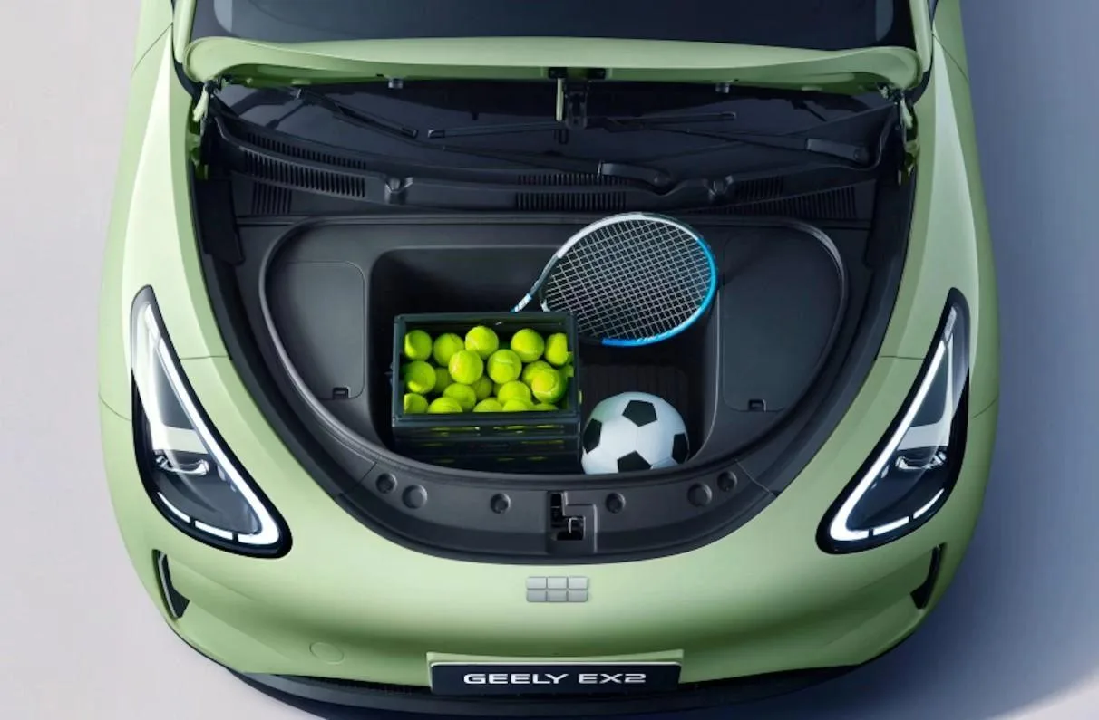 Geely планирует вывести на российский рынок электрокар EX2. По данным Auto.ru, сборку м...