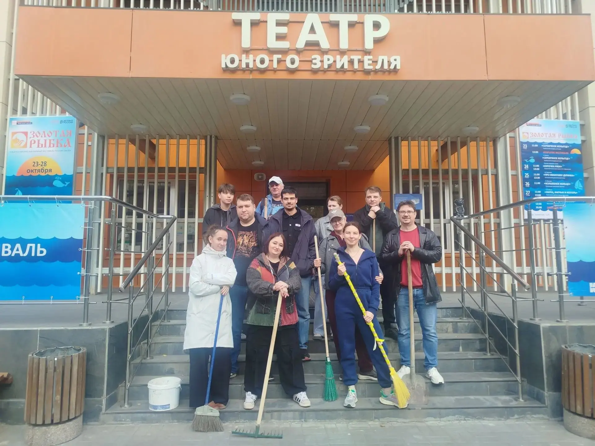 🍁🍂🧹Пензенский ТЮЗ присоединился к общегородскому субботнику🧹🍂🍁Привели в порядок т...