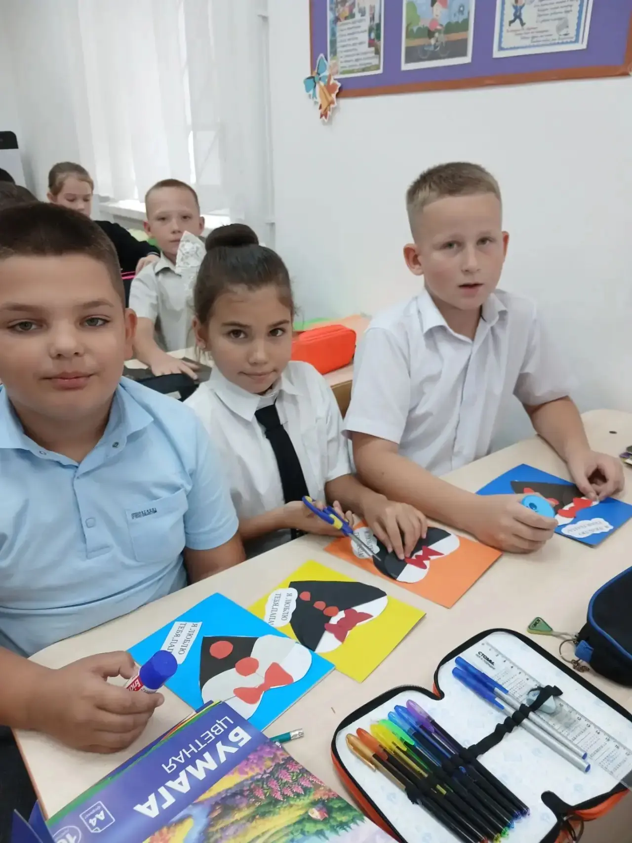 Наши орлята, ученики  3 «В» класса изготовили на уроке Технологии (труд) поздравительны...