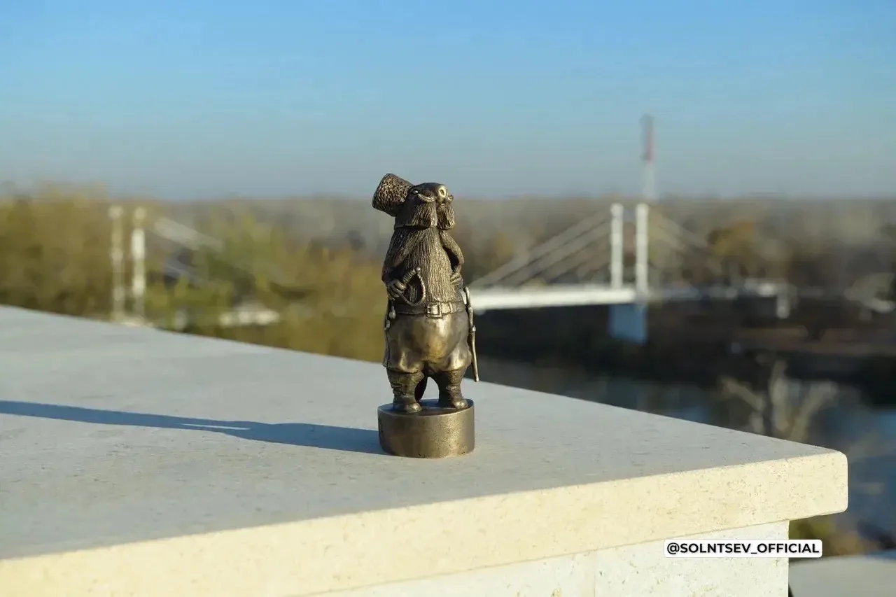 🐿 На набережной Урала в Оренбурге появился бронзовый байбак-казак!