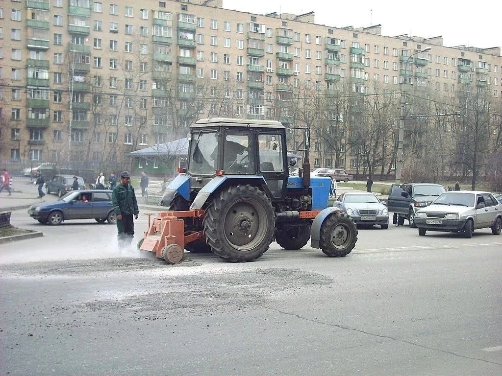 Ремонт асфальта у пересечения Свободного и Зелёного проспектов, 2005 год.