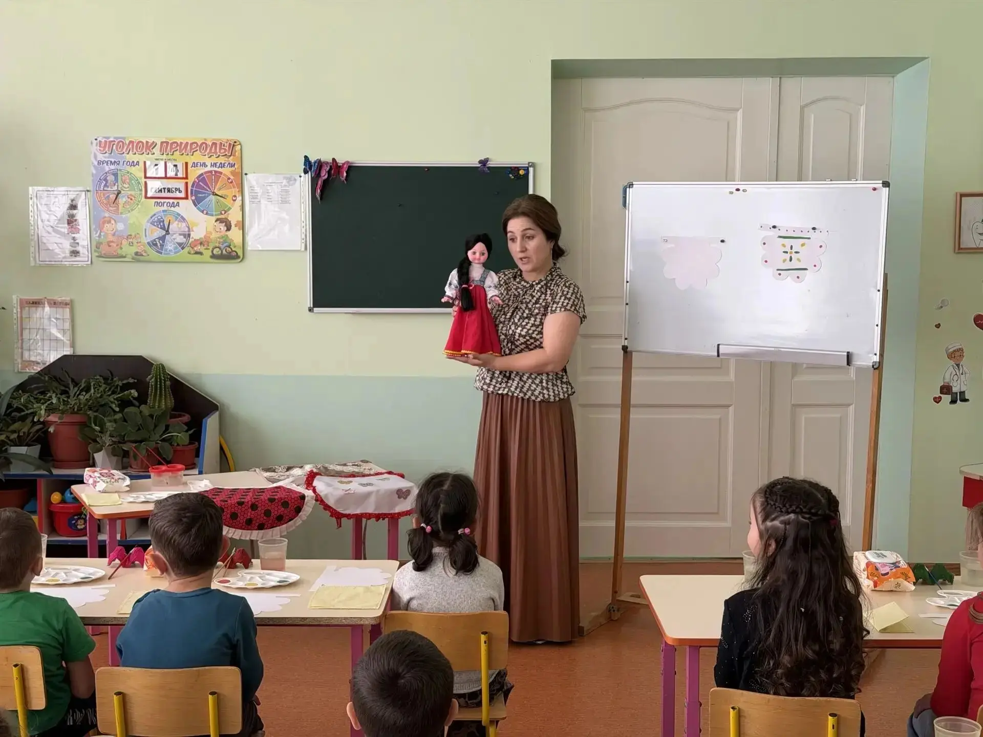 Рисование в средней группе .Тема: "Украшение фартука''.                                ...