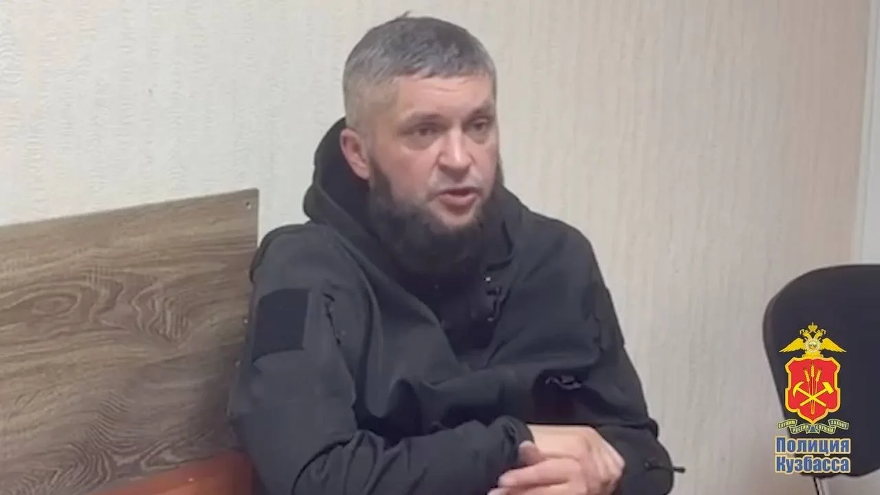 В Новокузнецке мужчина угрожал сотрудникам комиссионки страйкбольной гранатой из-за под...
