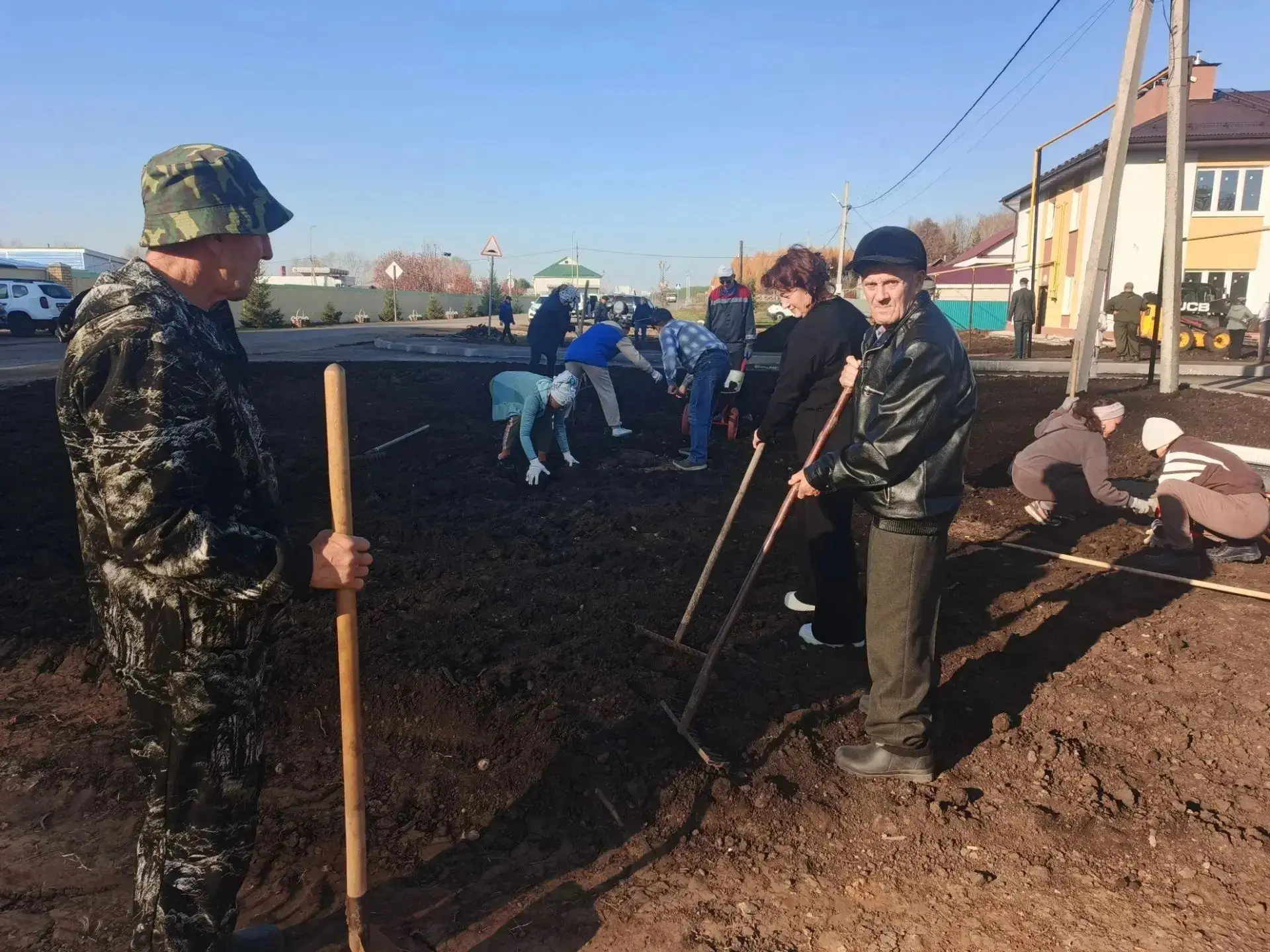 Сотрудники и проживающие Мензелинского дома-интерната приняли участие в городском суббо...