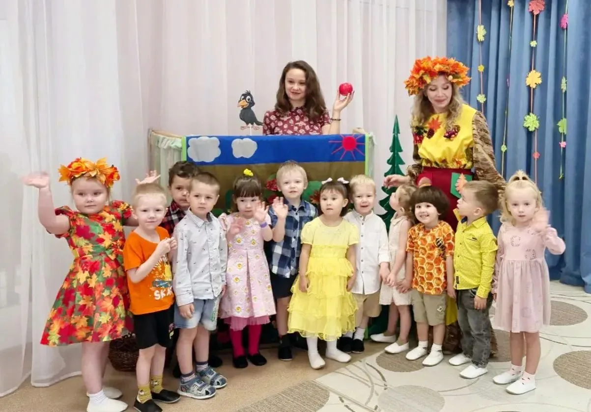 Осень заглянула на праздник к ребятишкам из групп «Божьи коровки» и «Смешарики». Только...