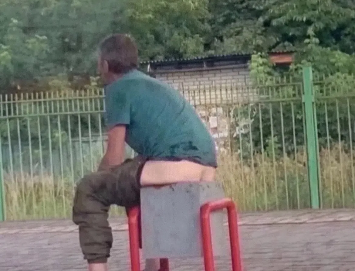 Шла выгуливать собаку, выхожу во двор, и вижу такого чудика, нормально ему наверное🤣🤣...