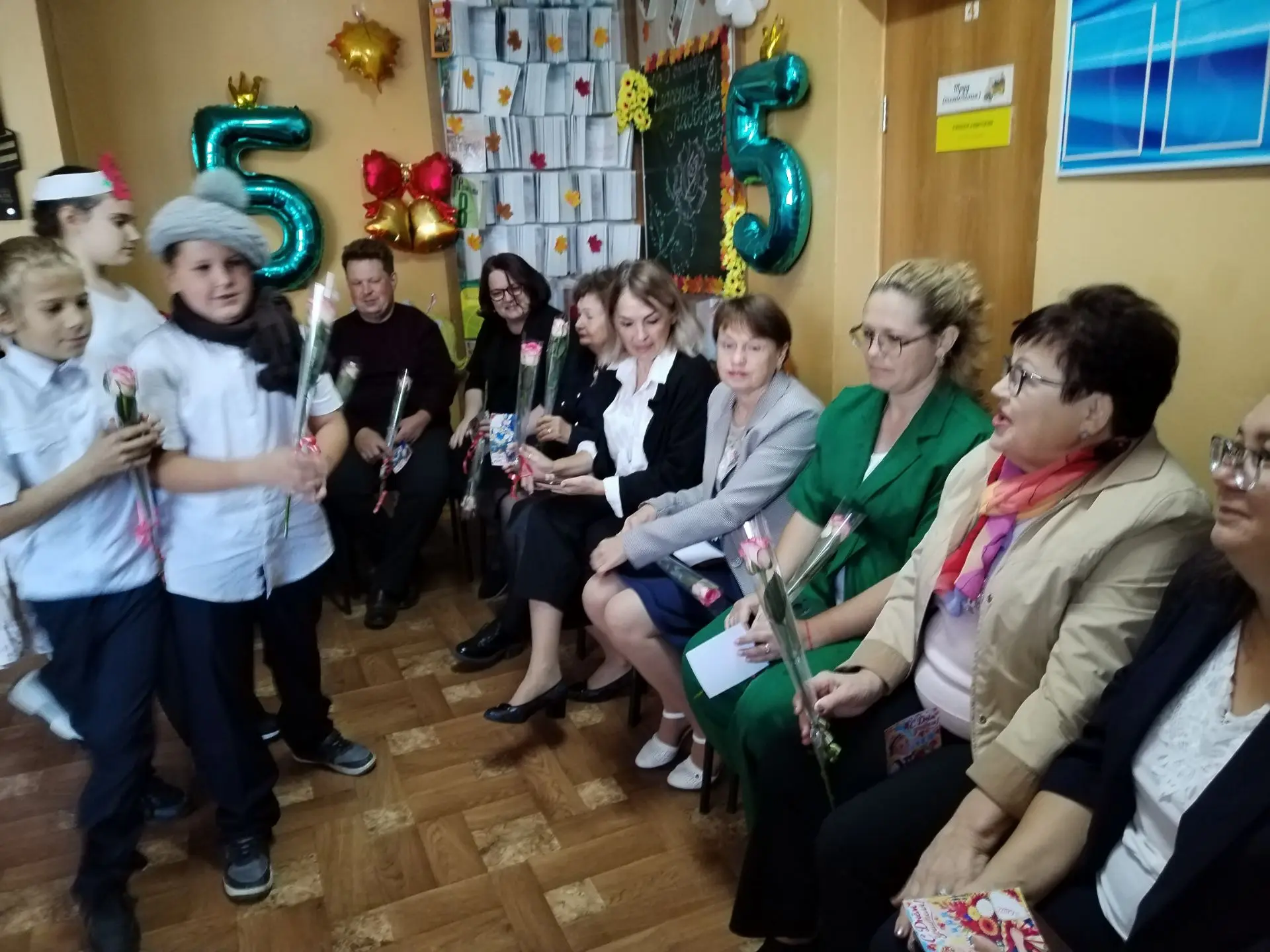Учителя получают награды из рук учеников!