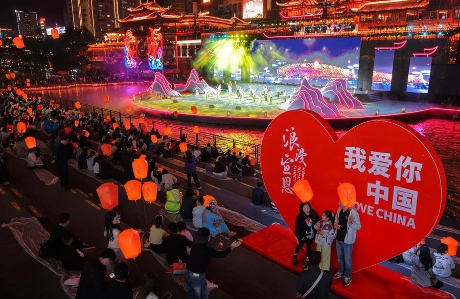 🇨🇳 В Китае во время каникул по случаю Дня образования КНР было совершено 826 млн внут...