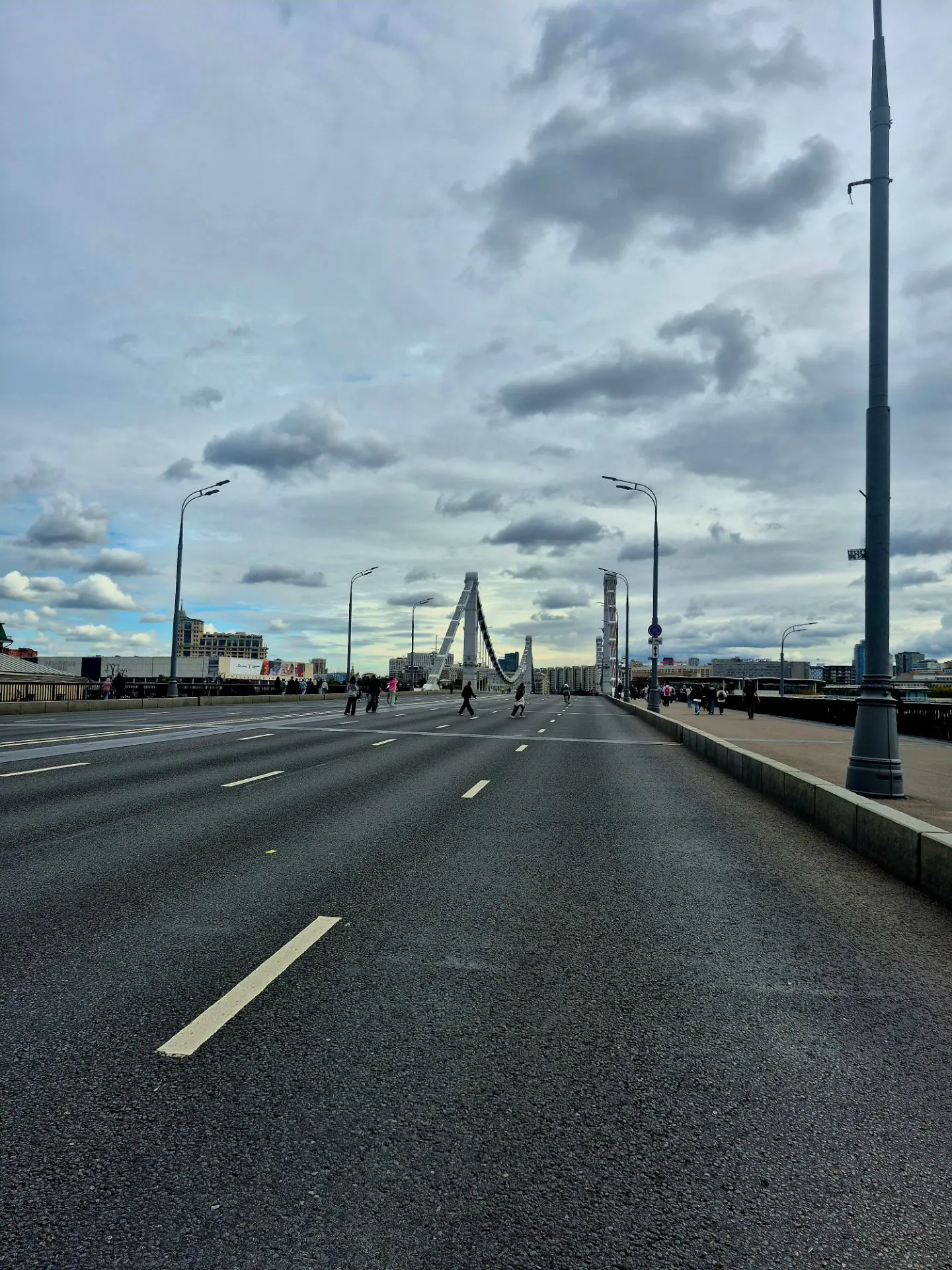 Нашла в галерее старое фото пустого моста. И залипла.