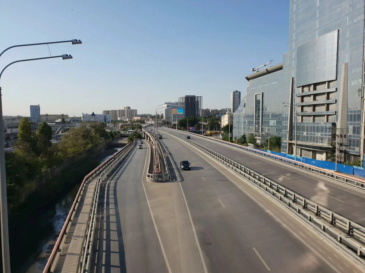 🛣 Движение по мосту Сиверса восстановлено, сообщили в полиции.