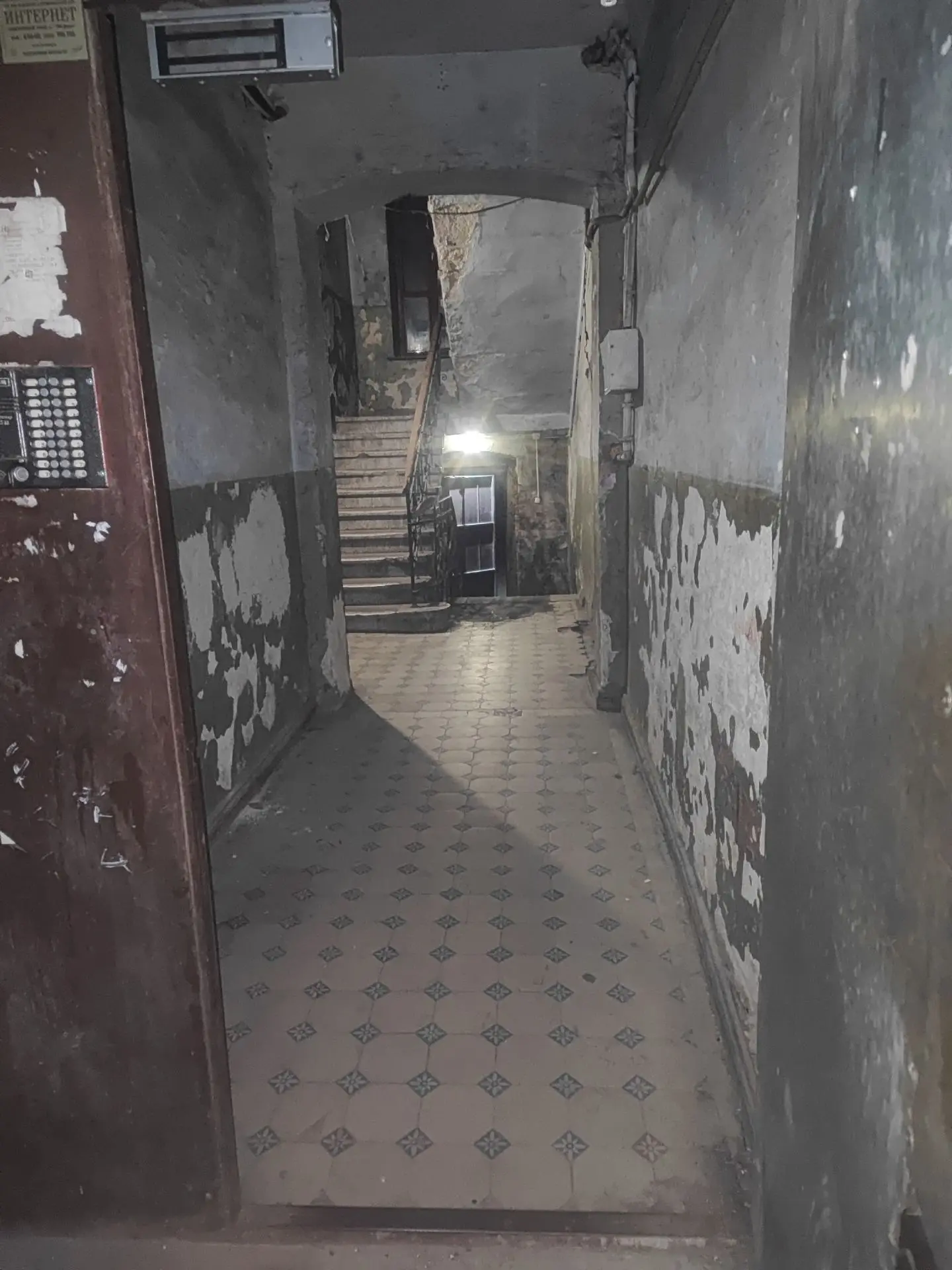 История одного подъезда в Черняховске в фотокадре: Заводская, 4 — от подвала до чердака